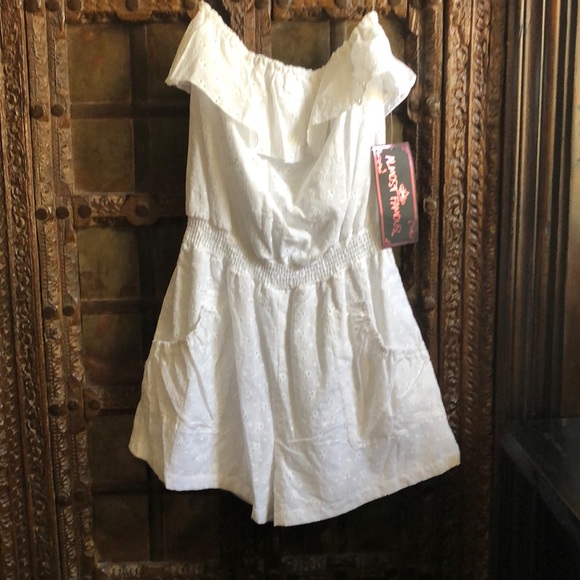 New Gorgeous Strapless White Romper ♥️ - Picture 3 of 10